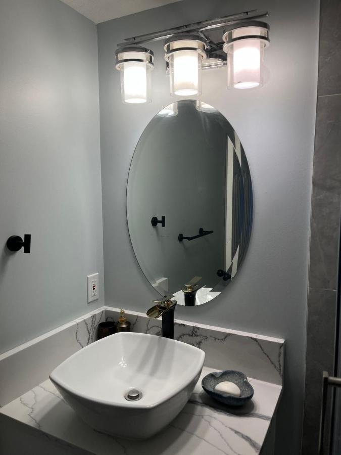 Elegant Garden Suite&2Mins Bus Station Close Lrt& Free Parking YYC Exterior foto