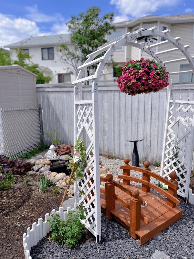 Elegant Garden Suite&2Mins Bus Station Close Lrt& Free Parking YYC Exterior foto